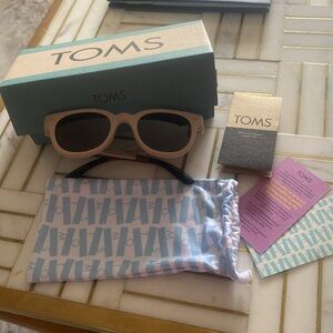 TOMS Rhodes Oatmilk Traveler Sunglasses